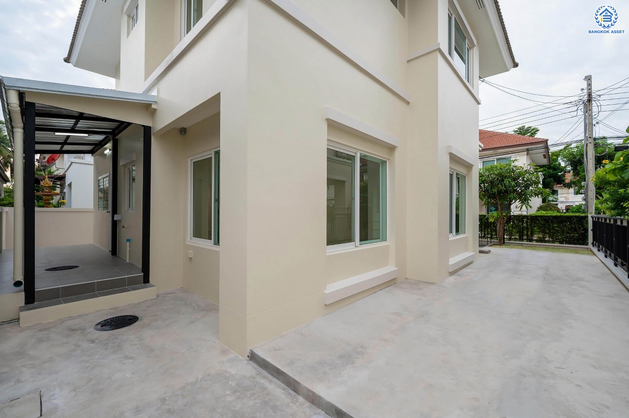 บ้านมือสองตกแต่งใหม่ จากแบรนด์ AP โครงการ เดอะเซนโทร รัตนาธิเบศร์ เนื้อที่ 50.8 ตร.ว. ฟังก์ชันจัดเต็ม 3 ห้องนอน 3 ห้องน้ำ จอดรถได้ 2 คัน บนทำเลศักยภาพ เชื่อมต่อหลายเส้นทางทั้ง ถ.ราชพฤกษ์, ถ.รัตนาธิเบศร์ และถ.กาญจนาภิเษก และเพียง 5 นาทีถึงรถไฟฟ้า "สถานีบางพลู"